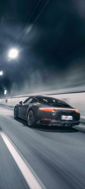 Porsche 911 in Tunnel