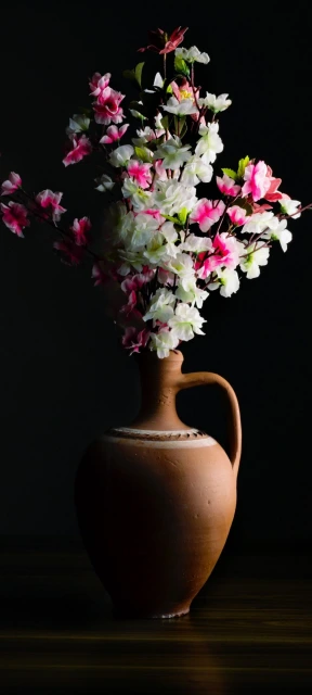 Floral Arrangement in陶壶