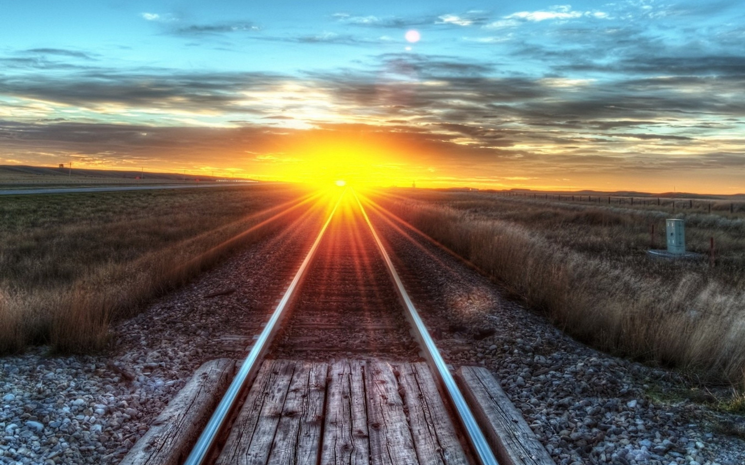 Постой путь. Рельсы. Железная дорога закат. Железная дорога уходящая вдаль. Солнце на дороге.